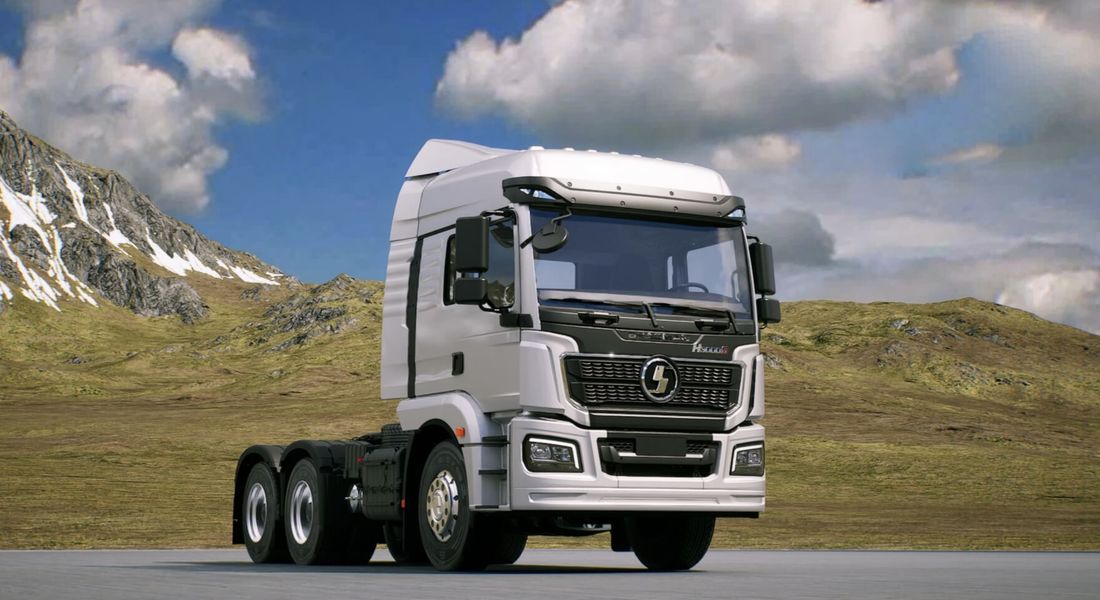 Three-quarter profile — 6×4 tractor